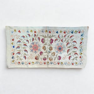 Handgemachter Seiden Tischläufer Suzani: Bestickter Boho Wandbehang