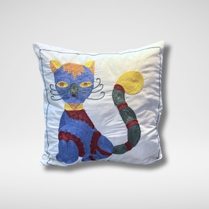 Funda de almohada Suzani bordada a mano con gato de 119 x 119 cm. Cojín decorativo 100 % algodón. Decoración bohemia para el hogar. Regalo para amantes de los gatos.