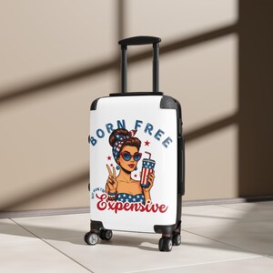 愛国的なスーツケース - 「Born Free」旅行用スーツケース、バケーション用品、夏の冒険、旅行者へのギフト、航空会社承認のパッキング