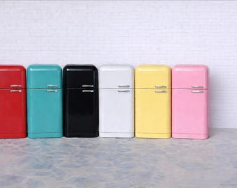 nevera retro en miniatura para casa de muñecas