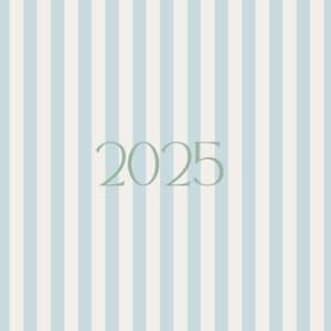 Può includere: Uno sfondo a righe verticali in azzurro e bianco sporco. L'anno "2025" è visualizzato in un carattere verde tenue al centro dell'immagine. Il design è semplice ed elegante.