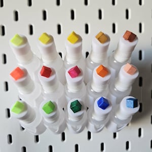 Könnte beinhalten: Eine weiße Keramik-Tasse mit schwarzem Henkel und dem Text "But First, Coffee" in fetter, schwarzer Schrift. Die Tasse steht auf einer Holzoberfläche.