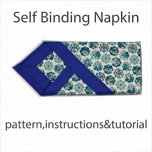 Könnte beinhalten: Eine gefaltete Serviette mit blauem Rand und einem Blumenmuster in Türkis und Weiß. Der Text "Self Binding Napkin" und "pattern, instructions&tutorial" sind angezeigt.