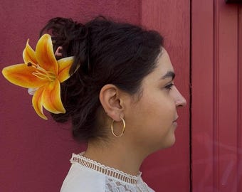Haarclip mango-oranje lelie imitatiebloem