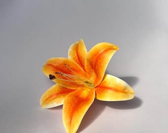 Haarclip met imitatiebloem mangolelie klein