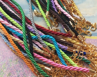 3 cordones de gargantilla de satén ajustables de 7 a 27 pulgadas y 3 mm con cierres de langosta chapados en oro y extensor de 2 pulgadas.