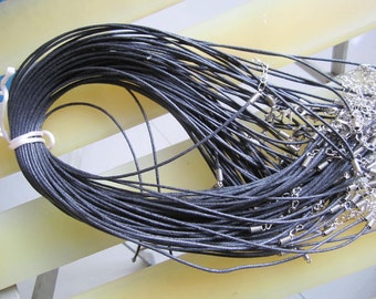 Puede incluir: Un paquete a granel de cadenas de collar de cordón de algodón encerado negro con cierres de langosta plateados y anillos de salto.