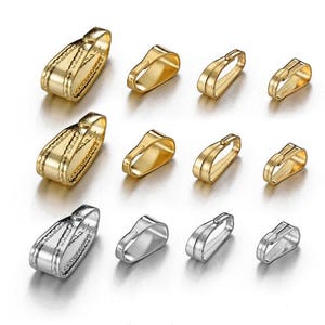 Pode incluir: Um conjunto de 10 bailas de pingente de ouro e prata, com uma variedade de estilos e tamanhos. As bailas são projetadas para serem usadas com colares e pingentes.