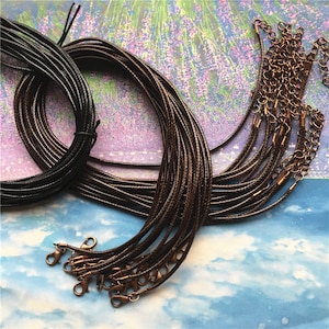Antikes kupferfarbenes Finish --20 Stück 11-27 Zoll verstellbare 2 mm braun / schwarze Kordeln aus Kernleder mit Karabinerverschluss und 2 Zoll Verlängerungskettchen