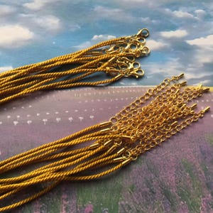 3 pezzi da 7-27 pollici regolabili per la tua scelta di cordini per collana in seta dorata intrecciata da 2 mm con fermagli a moschettone rotondi in oro brillante ed estensore