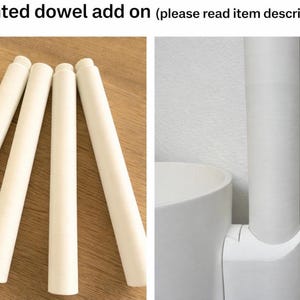 Può includere: Quattro tasselli cilindrici bianchi con estremità arrotondate sono mostrati su una superficie di legno chiaro. Il testo "Printed dowel add on (please read item description)" è in alto. Un'altra immagine mostra un palo cilindrico bianco attaccato a una struttura bianca.