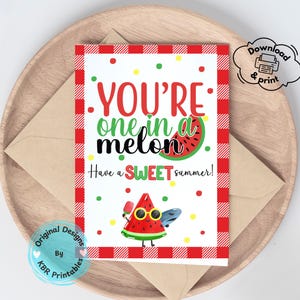Può includere: Biglietto di auguri a tema anguria. La carta presenta il testo "YOU'RE one in a melon. Have a SWEET summer!" in rosso, verde e nero. È presente anche una fetta di anguria dei cartoni animati con occhiali da sole e un ghiacciolo. La carta è su un vassoio di legno.