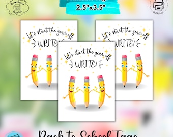 Op de afbeelding: Printbare back-to-school tags met de tekst "Let's start the year off WRITE!" met cartoon potloden. Elke tag is 6,35 cm x 8,89 cm. De tags zijn wit met gele potloden, roze gummen en blauwe ogen. De woorden "Back to School Tags" staan onderaan.