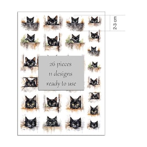 Może przedstawiać: Arkusz naklejek do zdobienia paznokci z akwarelowymi ilustracjami czarnych kotów wyglądających z okien. Arkusz zawiera 26 elementów w 11 wzorach, gotowych do użycia. Naklejki mają wysokość 2-3 cm.