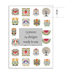 Pode incluir: Uma folha de autocolantes decorativos com 24 designs coloridos de flores, frutos e pássaros. Uma caixa cinzenta no centro apresenta o texto 13 pieces 24 designs ready to use. Uma linha de medição indica uma altura de 4 cm para a fila.