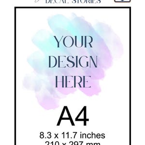 Può includere: Stampa in formato A4 con il testo "YOUR DESIGN HERE" su uno sfondo acquerello. Le dimensioni della stampa sono 210 x 297 mm, con il testo "tell your DECAL STORIES" in alto.