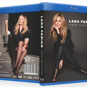 Puede incluir: Una colección de videos en Blu-ray titulada "Lara Fabian Video Collection" con una mujer de pelo largo y rubio. La portada tiene un fondo oscuro con el nombre del artista y el título de la colección de videos en texto blanco. La contraportada enumera los títulos de las canciones.
