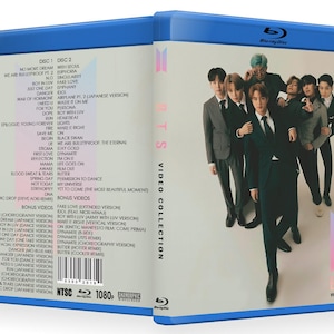 Puede incluir: Una caja Blu-ray azul para la colección de videos de BTS. La portada presenta a un grupo de nueve hombres con trajes. El lomo dice "BTS VIDEO COLLECTION". La parte posterior enumera los títulos de las canciones y los videos adicionales. La caja está etiquetada como "Blu-ray Disc".