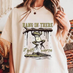 Hang in There It Gets Worse PNG, Funny Sarcastic Frog Png, Snarky Humor Png, Retro Aesthetic Png, Sassy Frog Png, Trendy Sublimation 2025