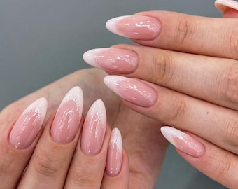 Kundenspezifische handgemachte Presse auf den Nägeln, rosa und weißes Ombre mit Glitter, schimmernde französische Spitze, elegant und natürlich aussehende künstliche Nägel