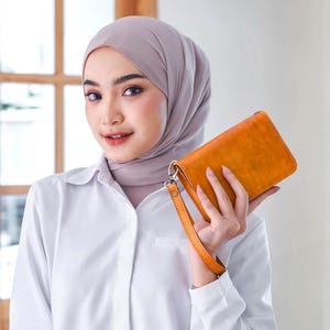 Cartera larga de cuero personalizada para mujer: Cartera de mano de cuero curtido vegetal con grabado personalizado, ranuras para tarjetas y teléfono.