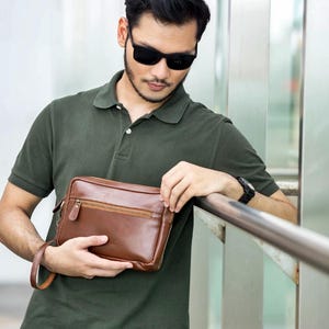 Bolso de mano unisex de piel: bolso de mano de piel premium con cierre de presión, forro de ante y cremalleras.