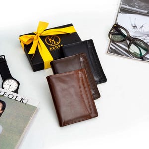 Cartera de cuero personalizada para hombre: billetera plegable de cuero hecha a mano con ranura para fotos y compartimento para efectivo con cremallera.
