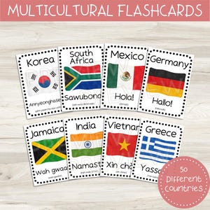 Könnte beinhalten: Multikulturelle Lernkarten mit Flaggen und Grüßen aus verschiedenen Ländern, darunter Korea, Südafrika, Mexiko, Deutschland, Jamaika, Indien, Vietnam und Griechenland. Jede Karte zeigt die Landesflagge, den Namen und einen gebräuchlichen Gruß. Das Set umfasst 50 verschiedene Länder.