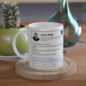 Può includere: Una tazza in ceramica bianca con una grafica stampata di un post sui social media attribuito a Oscar Wilde. Il testo recita: Form follows function. I prefer: Form makes function wish it had taste. Efficiency is admirable. Elegance is immortal. You're welcome, Silicon Valley.