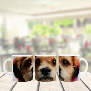 Peut inclure: Trois tasses en céramique blanche disposées en rangée, chacune présentant un portrait artistique détaillé et coloré d'un chien brun et blanc aux grands yeux sombres. Le visage du chien est représenté dans un style pictural sur la surface.
