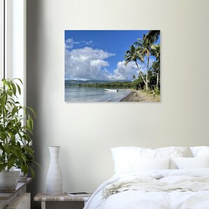 Fidschi Strand Poster - Ruhiges Boot am Goldstrand - Atemberaubender Kunstdruck für Wohndekoration