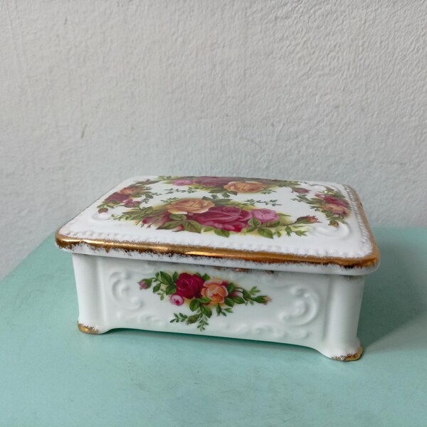 Royal Albert England porcelain Trinket box-pot Old Country Roses