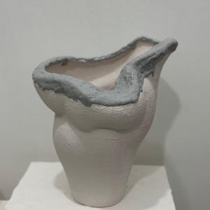 Spezielle Mond strukturierte handgemachte Keramikvase - Minimalistisches natürliches Tondekor - Steintexturkeramik - Modernes rustikales Wohndekor