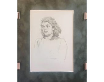 Boceto gráfico vintage en un marco de paspartú con acrílico. Artista ucraniano K. Zaruba, 1945. Retrato de una niña. Boceto a lápiz, arte figurativo.