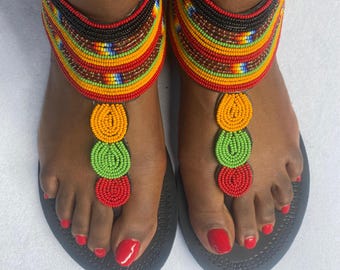 Sandalias masái de cuero con cuentas: chanclas africanas coloridas para el verano.