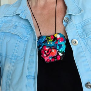 002 Art around your neck: Colorful, light, luminous, unique pendants – an eye-catcher as a necklace and an unusual gift. Original Art to Wear.