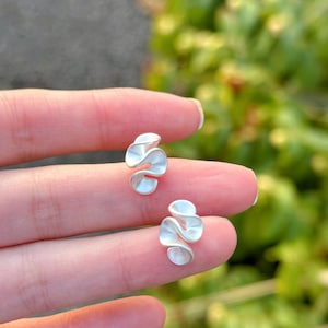 Mini örhängen i satinsilver med kronblad, fina blommiga örhängen, minimalistiska vardagsörhängen, liten stapelbar present till henne
