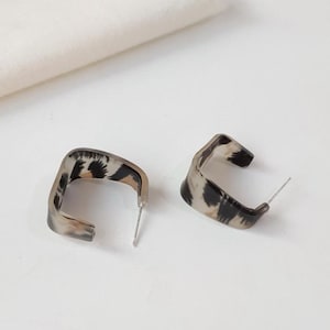 Vierkante luipaardharsoorringen Diepbruine en crèmekleurige schildpad 925 zilveren stiften Lichtgewicht acrylringen Dagelijkse sieraden