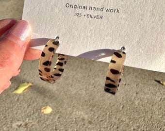 Harsoorringen met luipaardprint: lichte en delicate sieraden van acrylschildpad