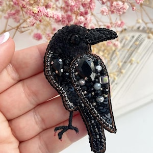 Halloween black crow brooch, beaded raven pin, gothic mystical bird jewelry, witchy style accessory, spooky nature lover gift, festival pin