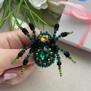 Green spider pin brooch, beaded insect brooch, beaded spider brooch, embroidered spider, realistic spider pin, beaded unique spider brooch