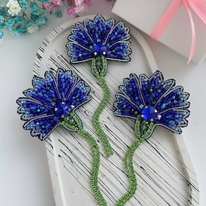 Blue floral beaded brooch, cornflower beaded flower pin, beaded flower brooch, blue pin flowers, beaded floral pin, flower accessory pin
