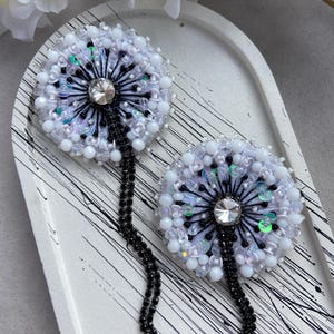 Beaded dandelion pin, flower beaded brooch, handmade dandelion flower, dandelion accessory, floral botanical brooch, flower brooch white