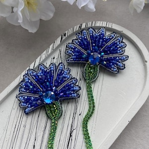 Blue beaded cornflower brooch, beaded flower pin, embroidered flower, brooch pin flowers, floral accessory, blue flower pins, flower jewelry