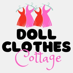 K&ouml;nnte beinhalten: Logo f&uuml;r Doll Clothes Cottage mit drei roten und rosa Puppenkleidern, die an einem Kleiderb&uuml;gel h&auml;ngen. Die W&ouml;rter "DOLL CLOTHES" sind in fetten schwarzen Buchstaben geschrieben, und "Cottage" ist in rosa Schrift.
