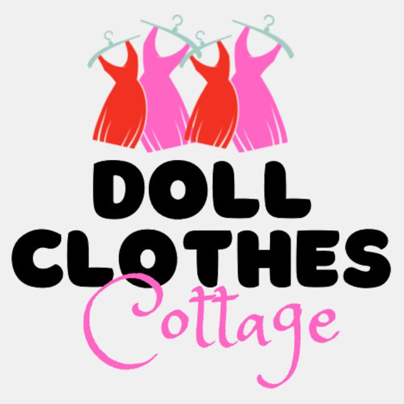 K&ouml;nnte beinhalten: Logo f&uuml;r Doll Clothes Cottage mit drei roten und rosa Puppenkleidern, die an einem Kleiderb&uuml;gel h&auml;ngen. Die W&ouml;rter "DOLL CLOTHES" sind in fetten schwarzen Buchstaben geschrieben, und "Cottage" ist in rosa Schrift.