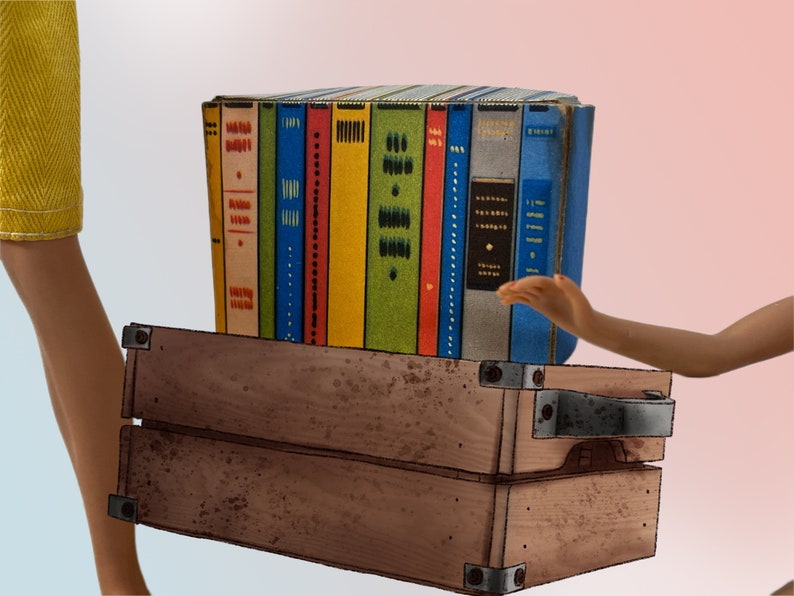 K&ouml;nnte beinhalten: Ein Stapel bunter B&uuml;cher mit verschiedenen Buchr&uuml;cken-Designs, der auf einem Holzkoffer im Vintage-Stil liegt. Die B&uuml;cher sind in Blau-, Gelb-, Gr&uuml;n- und Rott&ouml;nen gehalten. Ein Bein und ein Arm sind im Bild zu sehen.