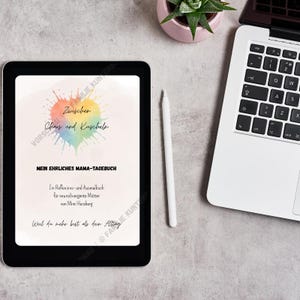 Könnte beinhalten: Ein digitales Tablet mit einem Buchcover, das den Titel 'Zwischen Chaos und Kuscheln' und ein regenbogenfarbenes Aquarellherz zeigt. Der Text lautet 'MEIN EHRLICHES MAMA-TAGEBUCH', 'Ein Reflexions- und Ausmalbuch für neurodivergente Mütter von Mimi Herzberg' und 'Weil du mehr bist als dein Alltag'. Ein weißer Eingabestift liegt neben dem Tablet.