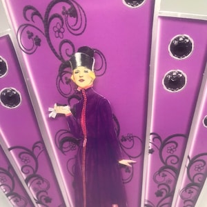 Art-Deco-Purpurplatte Karte mit Dame in lila