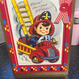 Simpatico biglietto di auguri per il primo compleanno di pompiere e autopompa retrò
